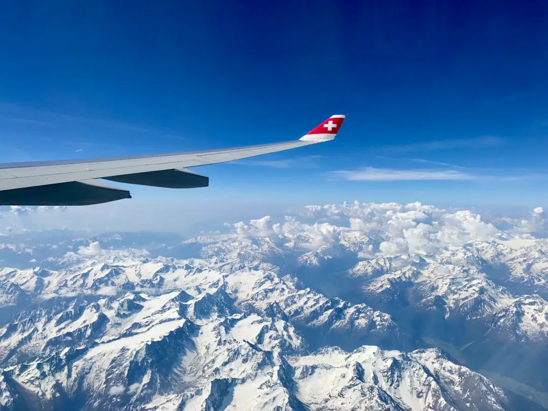 Aile d’avion au-dessus des Alpes, en approche de Genève