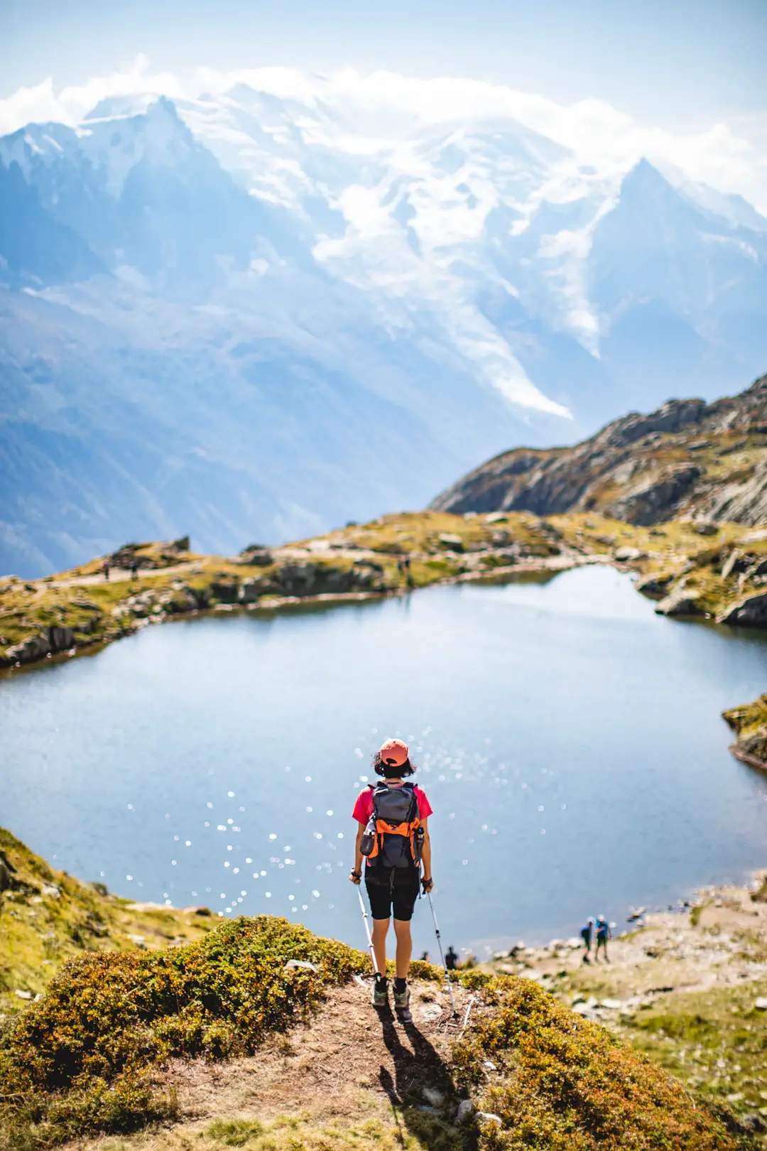 Randonneur au Lac Blanc sur le Tour du Mont-Blanc, au-dessus de Chamonix